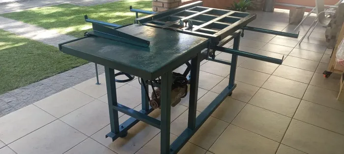 SERRA ESQUADREJADEIRA COM MOTOR WEG 2CV , EM EXCELENTE ESTADO,