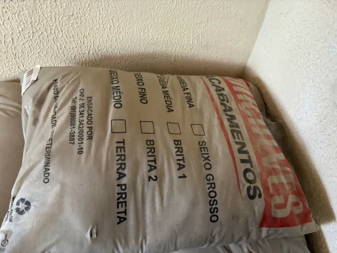Areia ensacada de 20 kl cada. 14 sacos por R$8,00 cada.