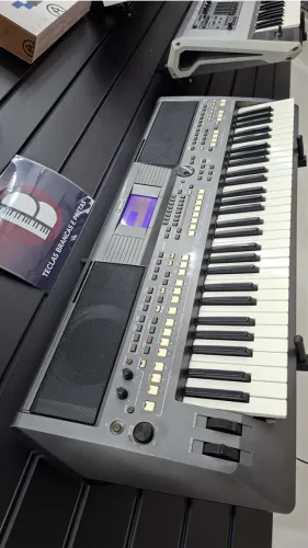 Teclado Yamaha PSR-S670 - Seminovo - Aceitamos Trocas - Dividimos em até 12X