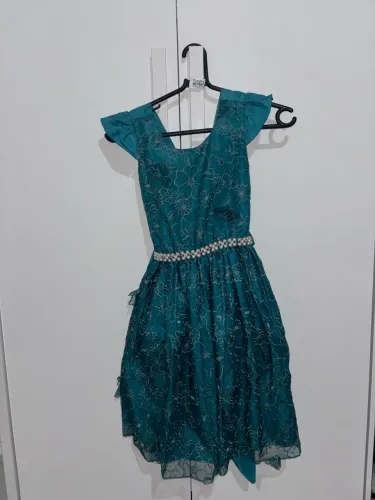 vestido curto infantil verde com detalhes de flores, tamanho 10 anos