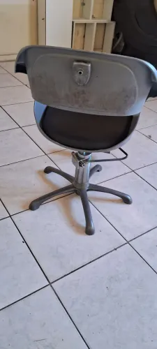 Vendo lavatório e cadeira 