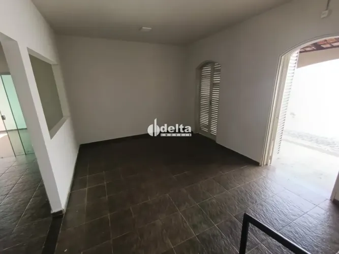 Casa comercial disponível para locação e venda no bairro Osvaldo Rezende em Uberlândia MG.