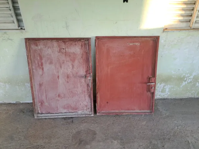 Porta dupla de ferro