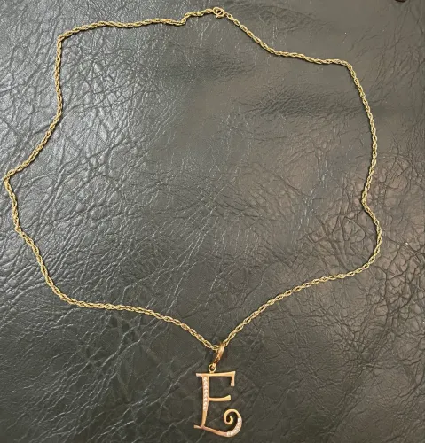 Colar vintage letra E