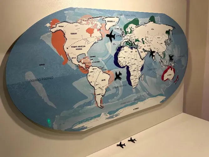 Mapa-Múndi Magnético Decorativo 85x45 cm com 6 Aviões de Imã