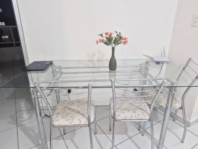 Mesa de jantar de vidro com 6 cadeiras
