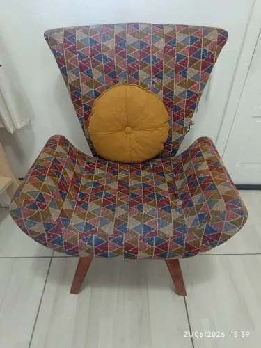 Vendo 02 belas poltronas