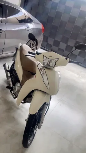Biz 125 branca com caramelo 