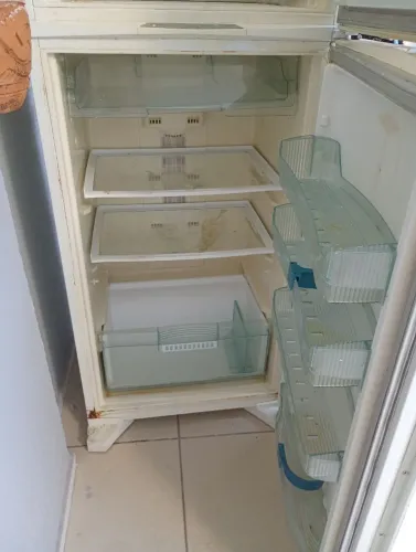 Vende-se uma geladeira