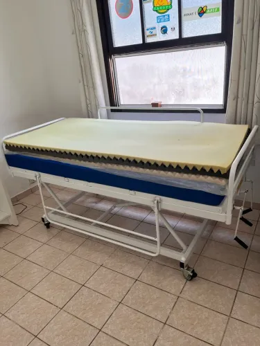 Vendo cama hospitalar 3 movimentos em ótimas condições. Com colchão!