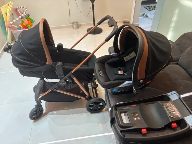 Carrinho de bebê com bebê conforto