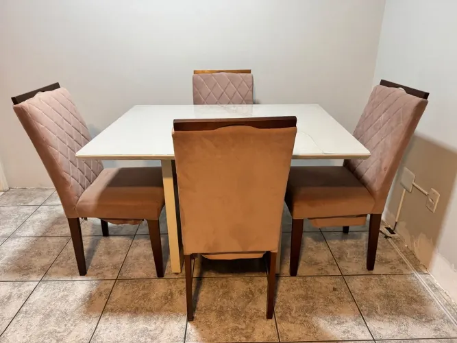Mesa de Jantar 4 Lugares com 4 Cadeiras