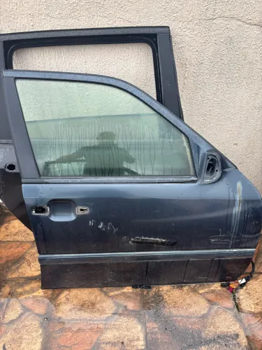 Porta dianteira direita Mercedes C180 c280 ano 1998