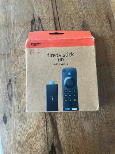Dá acesso a streamings, navegação na internet e comando de voz via Alexa.