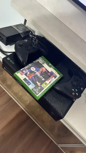 Xbox one FAT -2 controles + 3 jogos