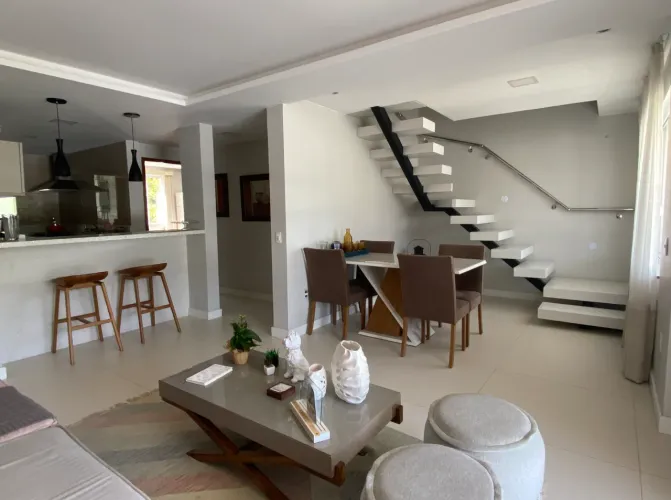 Cobertura duplex com acabamento de luxo e 3 suítes para locação no Centro de Nova Friburgo