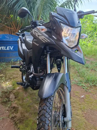 Vende-se essa xre 190, com 25 mil km rodados, unico dono chave reserva e manual
