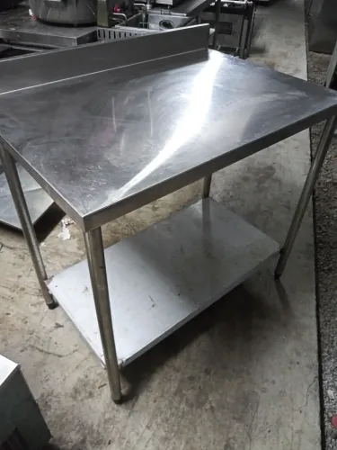Mesa de inox com espelho prateleira inferior medida 100x70x90