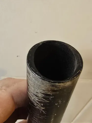 Tubo de aco pesado enferrujado