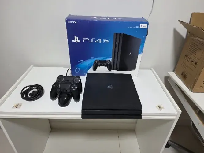 PS4 Pro 1TB Jet Black + 2 controles + 2 jogos