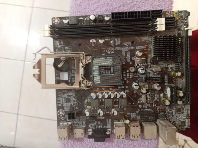 Placa mãe ZX-H61C V2.3, socket LGA 1155, DDR3. Com defeito nos pinos