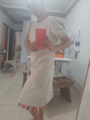 Costureira de ajustes e facção de roupa tecido plano
