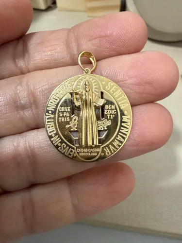 Pingente São Bento ouro 18k, 2.9 gramas