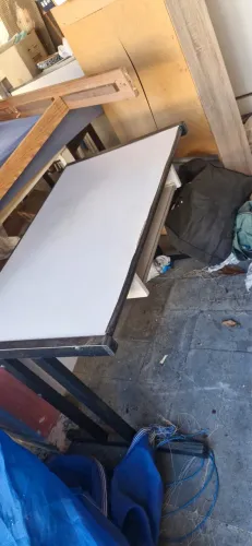 Mesa de escritório com suporte para teclado