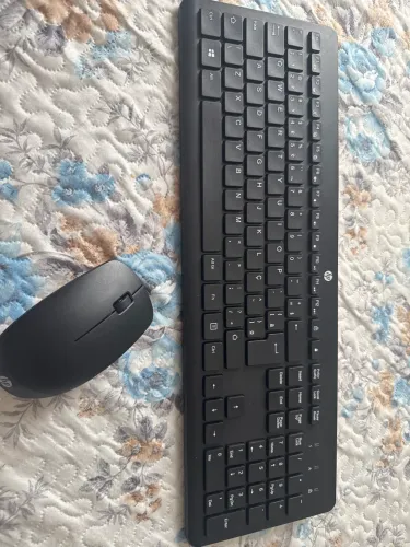 Teclado e mouse sem fio.