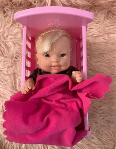 Boneca Cotiplás Dolls Collection com bercinho e cobertinha - vestido poá