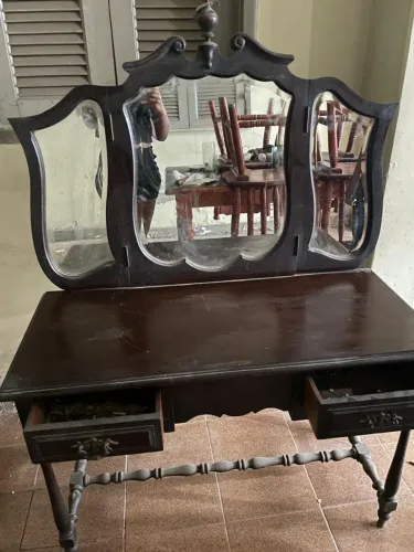 Vendo uma penteadeira antiga de madeira vendo