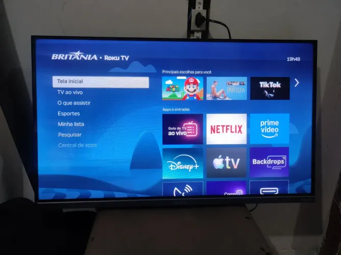 ? TV Britânia 32" Roku TV - Estado de Nova!