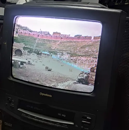 TV vídeo cassete integrado Gradiente GTV-142 (sem controle) usado/falta um botão de canal