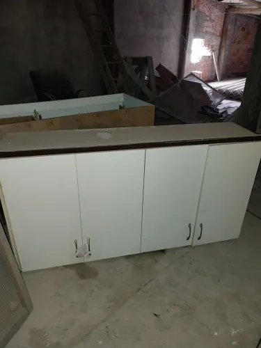 Balcão aéreo para cozinha.
