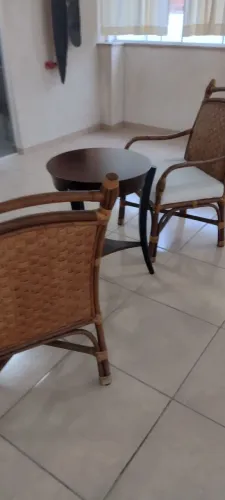 Cadeira e mesinha de centro conjunto