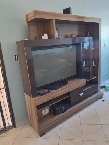 Estante Rack para TV Grande com Nichos e Gaveta - Ótimo Estado