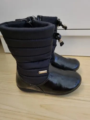 Bota Pampili, tamanho 22. Em bom estado.