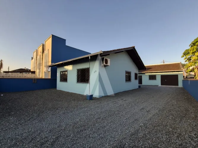 Casa semi mobiliada em amplo terreno com 02 quartos, sendo 01 suíte no bairro Itaum.