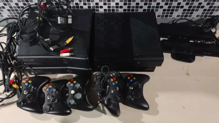 Lote Xbox 360 para Reparo - 4 Consoles + 5 Controles + 2 Kinect