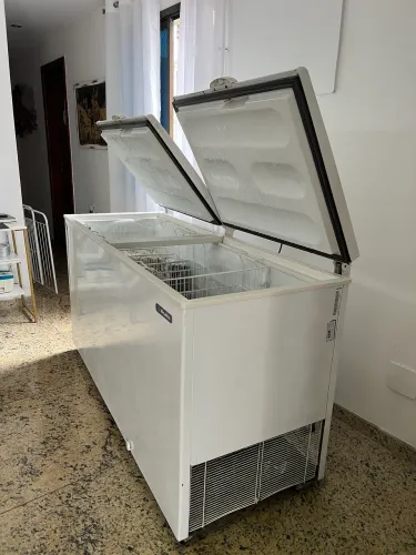 Freezer Metalfrio modelo DA550, 546 litros, 220V, dupla ação (freezer e refrigerador)