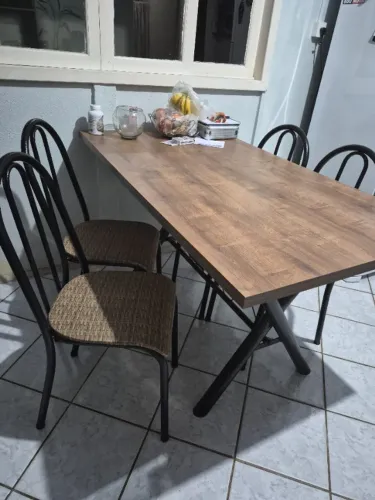 Mesa com 5 cadeiras 