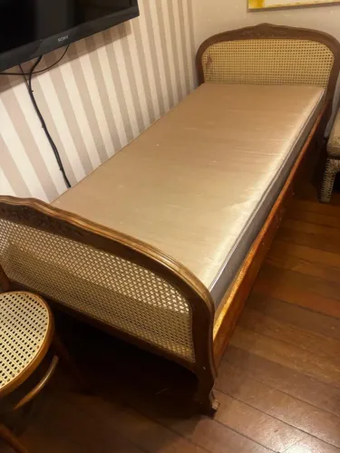 Cama de solteiro linda em madeira maciça e colchão de tafetá.