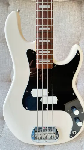 Baixo G&L LB-100