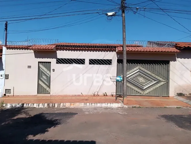 Casa de Rua - Casa 3 quartos, sendo 1 suíte