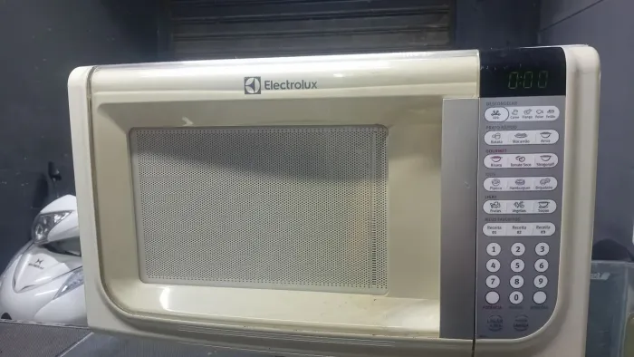 Micro-ondas Electrolux 31 litros bem conservado
