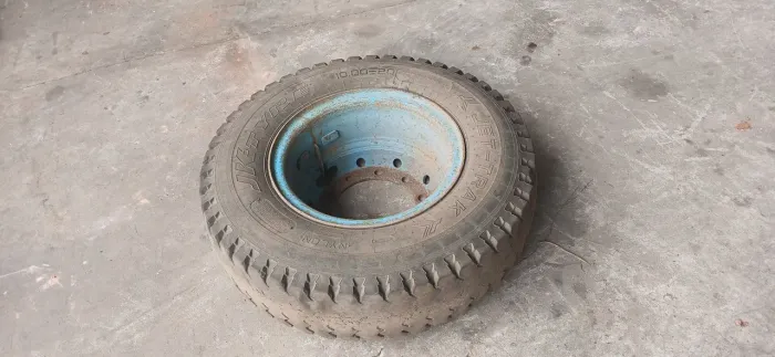 Roda com Pneu de Caminhão - Usado 