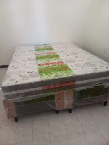 Camas de solteiro e casal ainda no plástico 