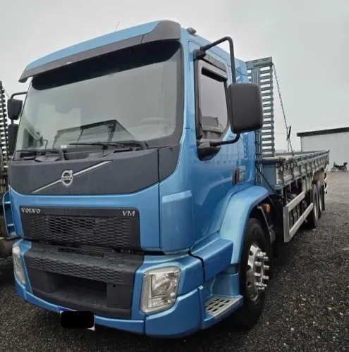  Volvo VM 330 6x2 2021 carroceria 