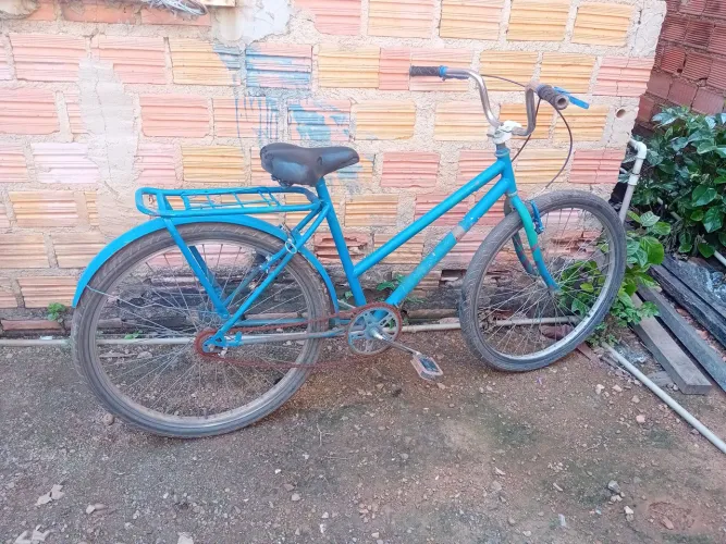 Vendo uma bicicleta por 140 reais, só falta apertar a corrente.