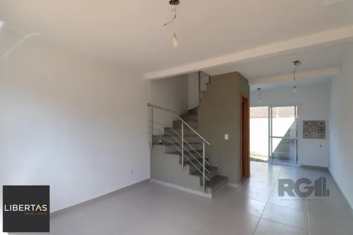 CASA ESTILO SOBRADO COM 2 QUARTOS E PÁTIO, À VENDA NO BAIRRO VILA NOVA, EM PORTO